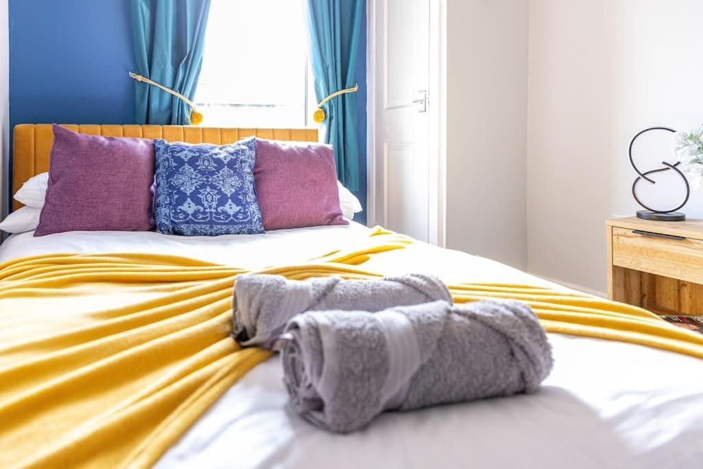 Glasswing Stays Liquorice Lodge Castleford Exterior photo