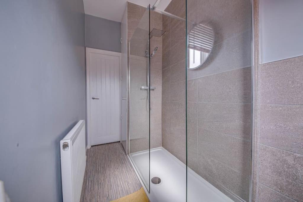 Glasswing Stays Liquorice Lodge Castleford Exterior photo